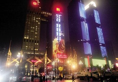 昨晚8點(diǎn)，南濱路上LED大屏“宏哥我要嫁你”。