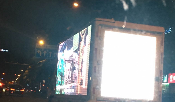 ?？谑忻耖_車遇LED屏廣告險(xiǎn)撞人 企業(yè)：有人來查我搞定 